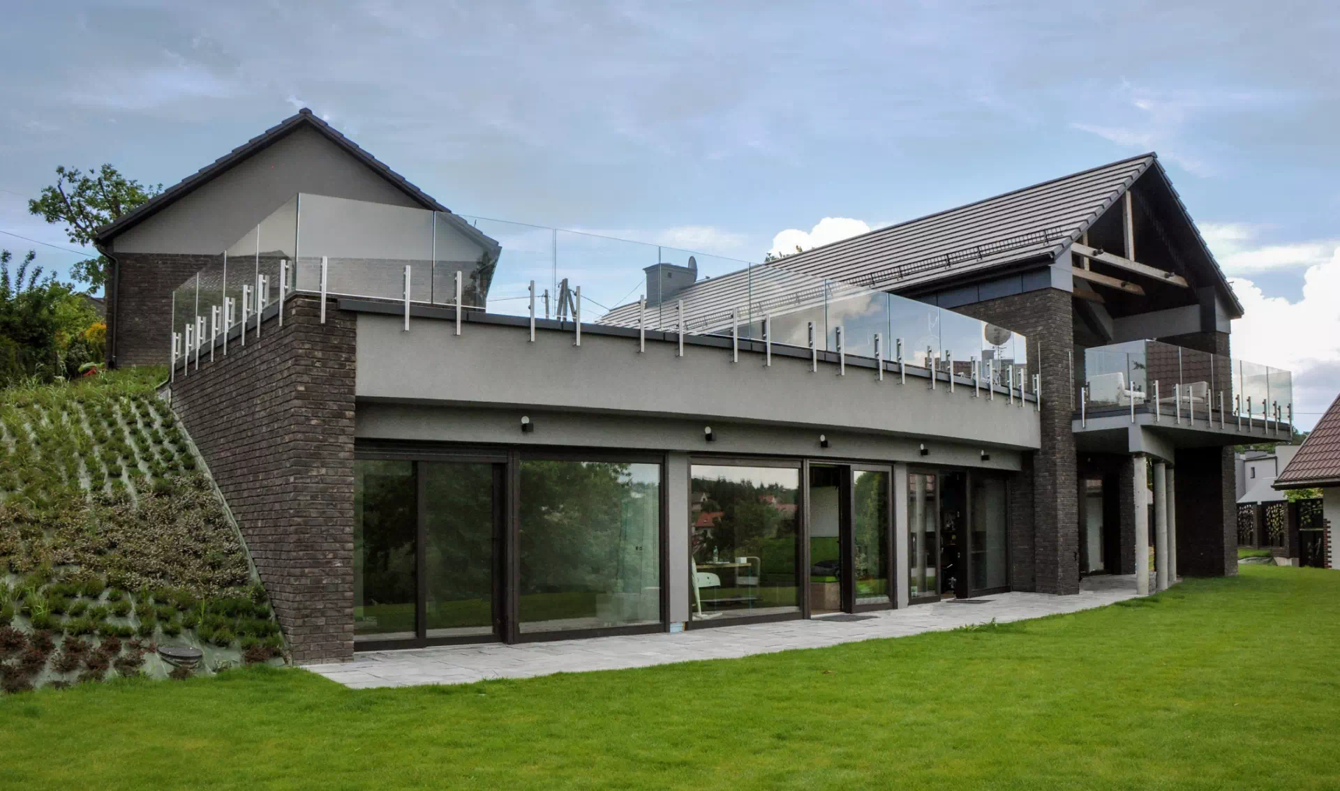 nowoczesny dom z balkonem i tarasem